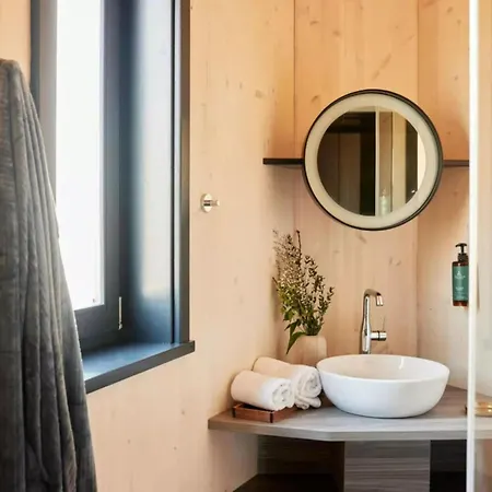 Tranquil Hideaway For Two *